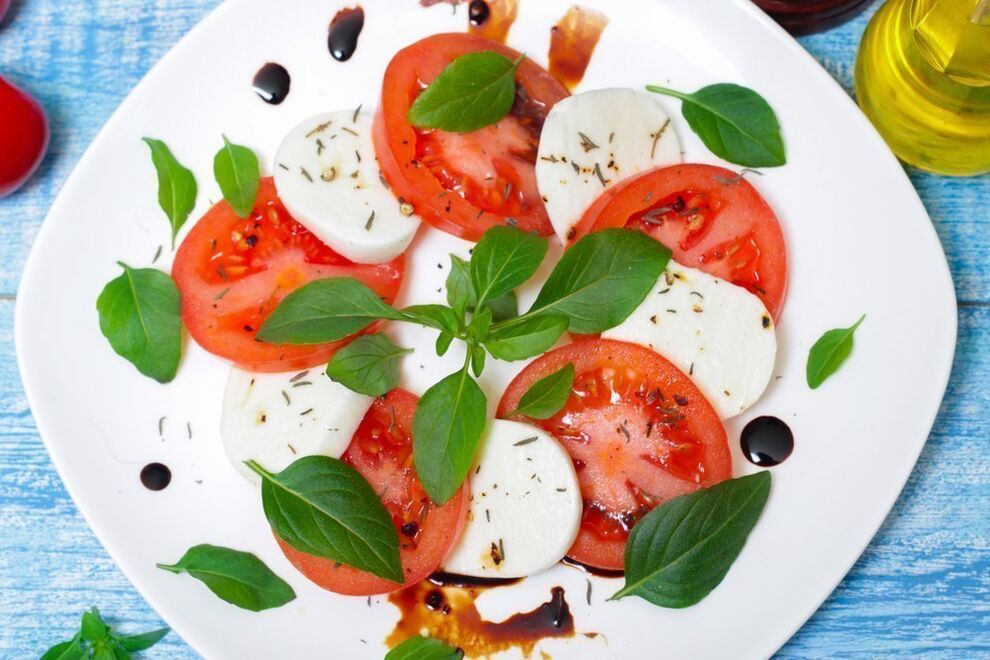 помидоры с сыром и зеленью для средиземноморской диеты