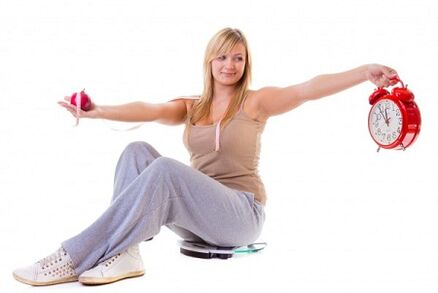 Девушка, которая хочет похудеть, питается правильно и на диете.